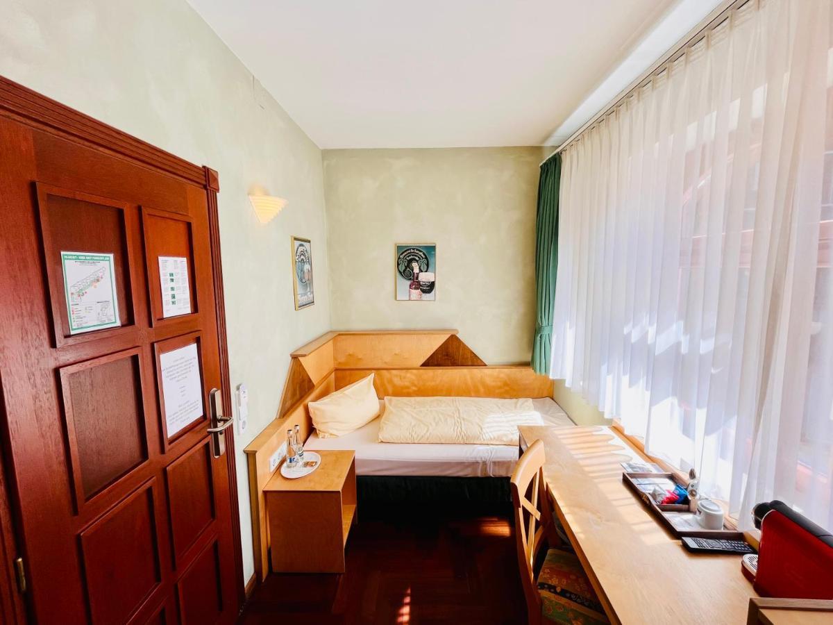 Hotel Hoepfner Burghof คาร์ลสรูเฮอ ภายนอก รูปภาพ
