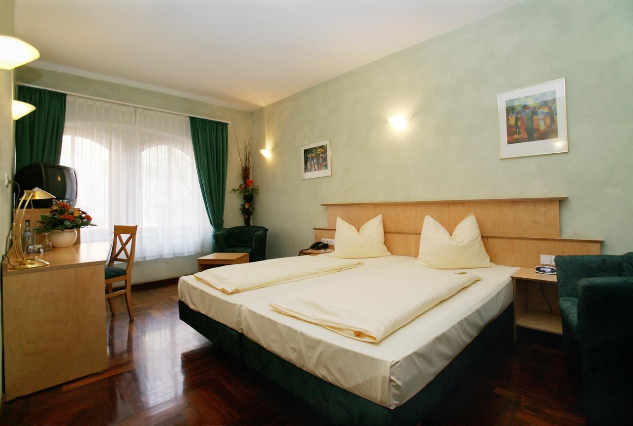 Hotel Hoepfner Burghof คาร์ลสรูเฮอ ภายนอก รูปภาพ