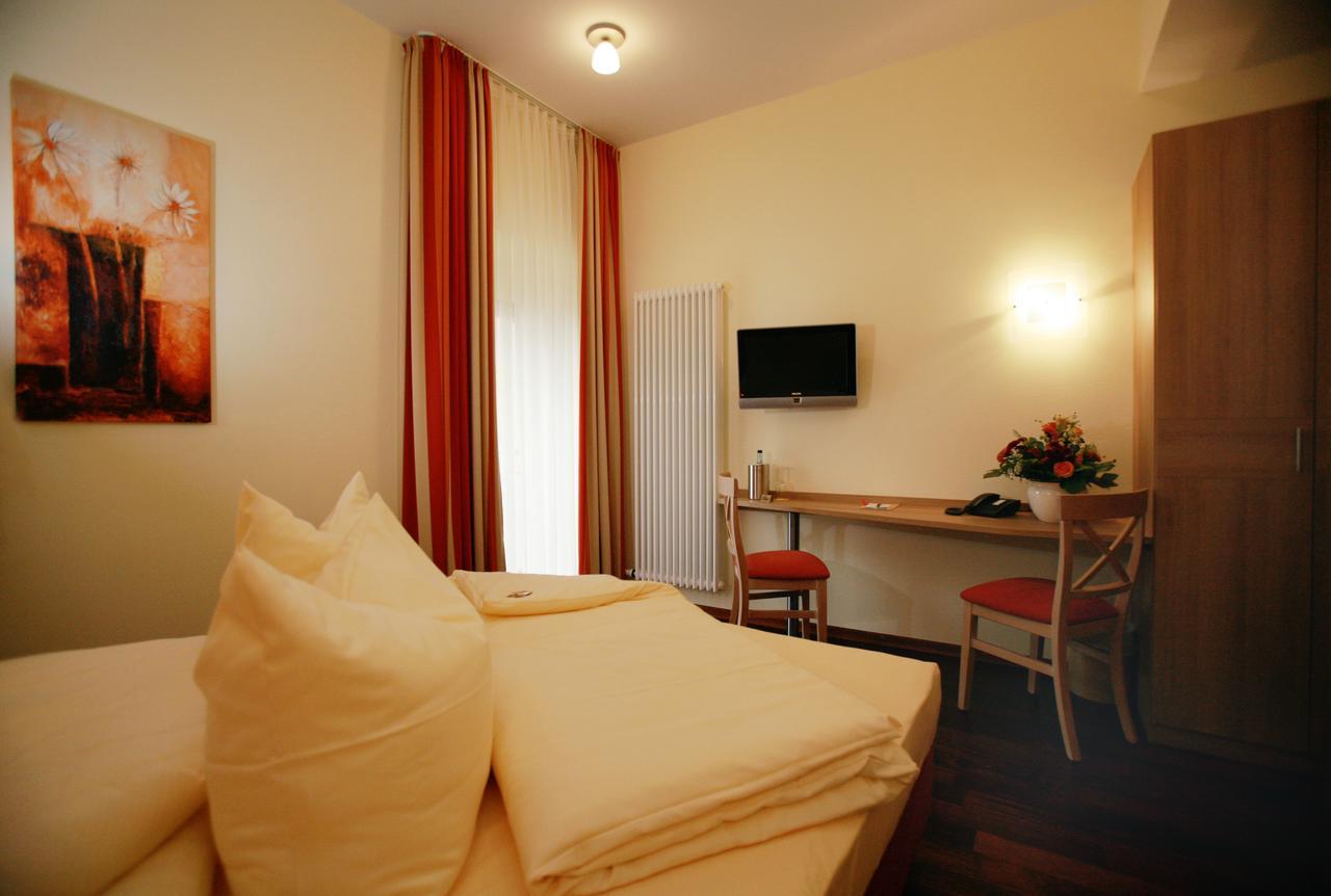 Hotel Hoepfner Burghof คาร์ลสรูเฮอ ภายนอก รูปภาพ